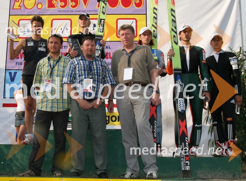 Smučarski skakalci na zmagovalnem odru, v ospredju: Bogdan Plaznik, direktor prireditve, Franc Sever, član častnega odbora in predsednik SDS in Drago Bahun, član uprave GorenjaSmučarski skoki, tekma za Rudarsko svetilko