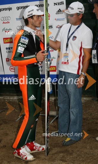 Rok Benkovič, smučarski skakalec in Primož Ulaga, vodja ekipe za smučarske skokeSmučarski skoki, tekma za Rudarsko svetilko