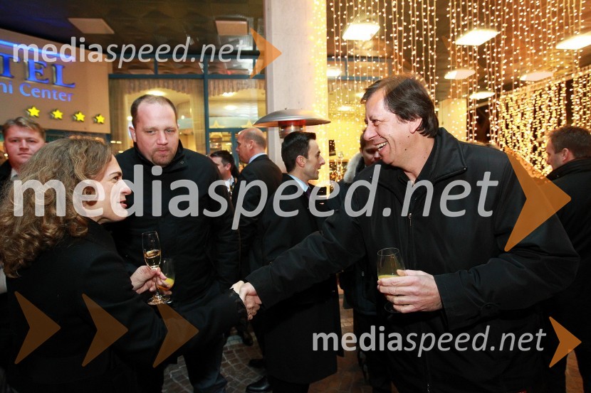 Alenka Nedelko, odnosi z javnostmi Peugeot Slovenija d.o.o., Peter Pirkovič, Avtomanija in Janez Martinčič, novinar Vala 202Peugeot Slovenija, prednovoletni sprejem za novinarje