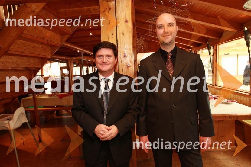 Darko Knez, vodja projekta hitrih cenitev avtomobilskih škod in Sebastjan Strmšek, pomočnik i.d. premoženjskih zavarovanjZavarovalnica Maribor, Podelitev certifikatov za cenilce