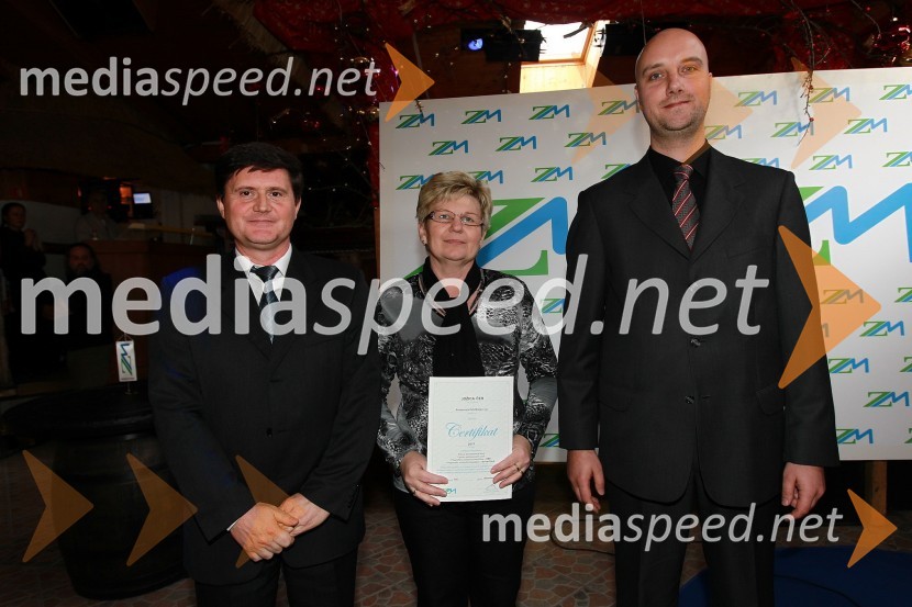 Darko Knez, vodja projekta hitrih cenitev avtomobilskih škod, Jožica Čeh, Avtoservis Čeh Marjan s.p. in Sebastjan Strmšek, pomočnik i.d. premoženjskih zavarovanjZavarovalnica Maribor, Podelitev certifikatov za cenilce