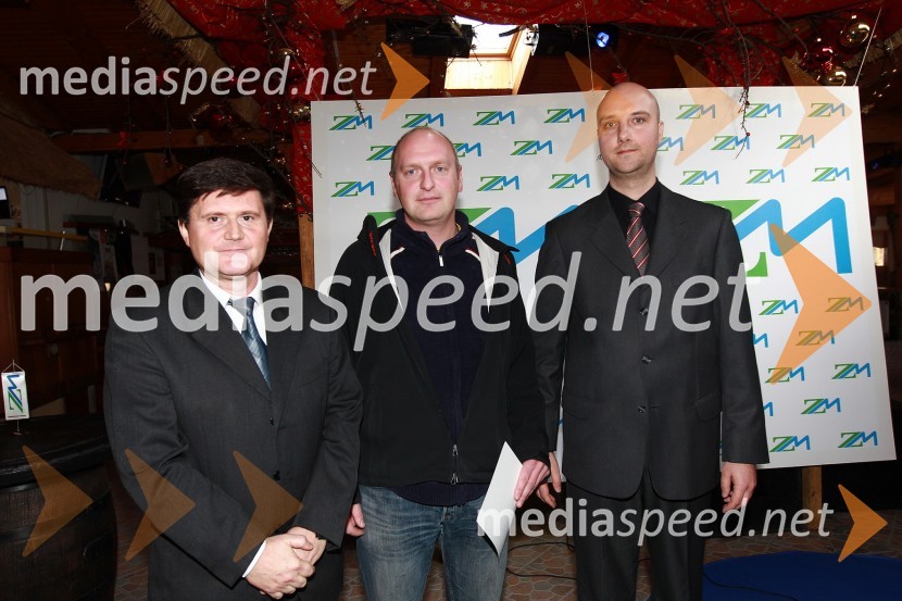 Darko Knez, vodja projekta hitrih cenitev avtomobilskih škod, ... in Sebastjan Strmšek, pomočnik i.d. premoženjskih zavarovanjZavarovalnica Maribor, Podelitev certifikatov za cenilce