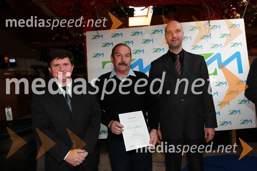 Darko Knez, vodja projekta hitrih cenitev avtomobilskih škod, prevzemnik priznanja v imenu Slavice Dobič, Avtoservis Dobič Milan s.p. in Sebastjan Strmšek, pomočnik i.d. premoženjskih zavarovanjZavarovalnica Maribor, Podelitev certifikatov za cenilce