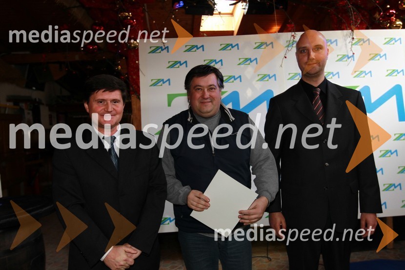 Darko Knez, vodja projekta hitrih cenitev avtomobilskih škod, ... in Sebastjan Strmšek, pomočnik i.d. premoženjskih zavarovanjZavarovalnica Maribor, Podelitev certifikatov za cenilce