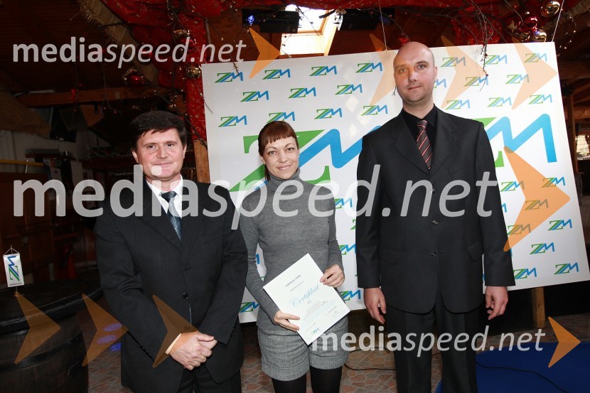 Darko Knez, vodja projekta hitrih cenitev avtomobilskih škod, Ksenija Ferk, avtohiša Ferk d.o.o. in Sebastjan Strmšek, pomočnik i.d. premoženjskih zavarovanjZavarovalnica Maribor, Podelitev certifikatov za cenilce