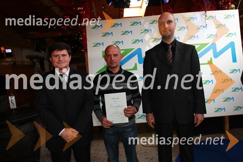 Darko Knez, vodja projekta hitrih cenitev avtomobilskih škod, Henrik Fonda, Selmar d.o.o. in Sebastjan Strmšek, pomočnik i.d. premoženjskih zavarovanjZavarovalnica Maribor, Podelitev certifikatov za cenilce