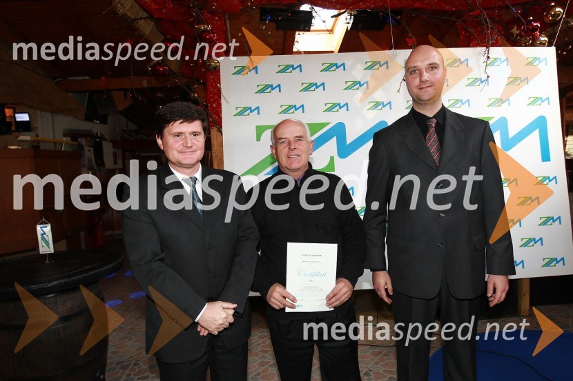 Darko Knez, vodja projekta hitrih cenitev avtomobilskih škod, prevzemnik priznanja za Saša Globovnika in Sebastjan Strmšek, pomočnik i.d. premoženjskih zavarovanjZavarovalnica Maribor, Podelitev certifikatov za cenilce