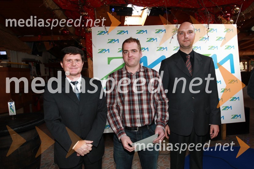 Darko Knez, vodja projekta hitrih cenitev avtomobilskih škod, ... in Sebastjan Strmšek, pomočnik i.d. premoženjskih zavarovanjZavarovalnica Maribor, Podelitev certifikatov za cenilce