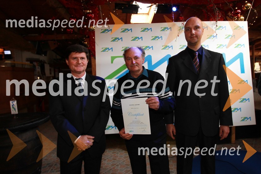 Darko Knez, vodja projekta hitrih cenitev avtomobilskih škod, Vincenc Hafner, avtokleparstvo in avtoličarstvo Hafner Vincec s.p. in Sebastjan Strmšek, pomočnik i.d. premoženjskih zavarovanjZavarovalnica Maribor, Podelitev certifikatov za cenilce