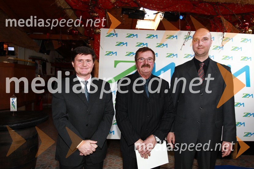 Darko Knez, vodja projekta hitrih cenitev avtomobilskih škod, ... in Sebastjan Strmšek, pomočnik i.d. premoženjskih zavarovanjZavarovalnica Maribor, Podelitev certifikatov za cenilce