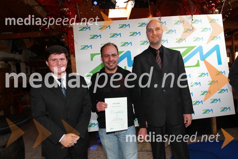 Darko Knez, vodja projekta hitrih cenitev avtomobilskih škod, Saša Jakopin, Avto storitve Saša Jakopin s.p. in Sebastjan Strmšek, pomočnik i.d. premoženjskih zavarovanjZavarovalnica Maribor, Podelitev certifikatov za cenilce