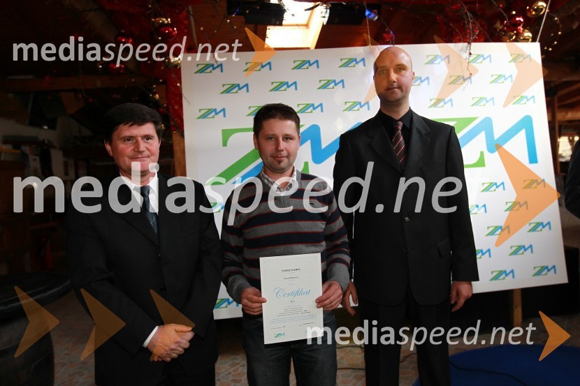 Darko Knez, vodja projekta hitrih cenitev avtomobilskih škod, Tomaž Kampl, Kampl Matjaž s.p. in Sebastjan Strmšek, pomočnik i.d. premoženjskih zavarovanjZavarovalnica Maribor, Podelitev certifikatov za cenilce
