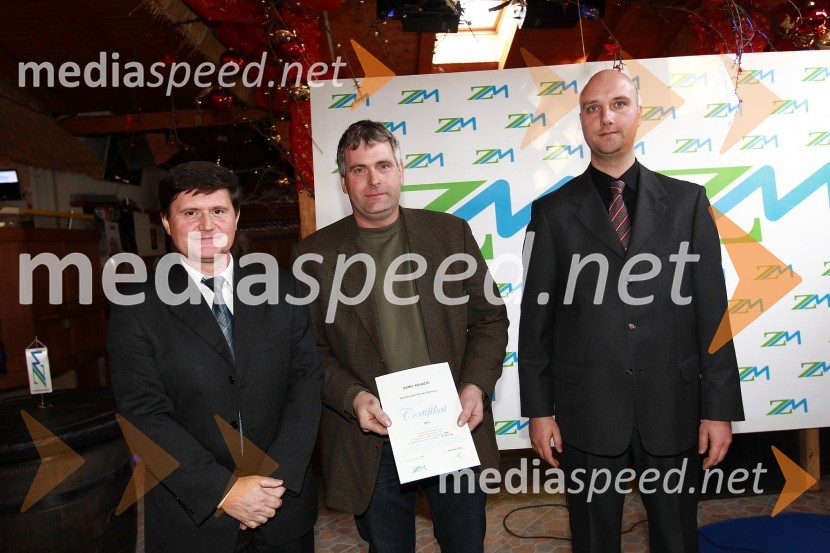 Darko Knez, vodja projekta hitrih cenitev avtomobilskih škod, Samo Kovačič, avtokleparstvo Kovačič Samo s.p. in Sebastjan Strmšek, pomočnik i.d. premoženjskih zavarovanjZavarovalnica Maribor, Podelitev certifikatov za cenilce