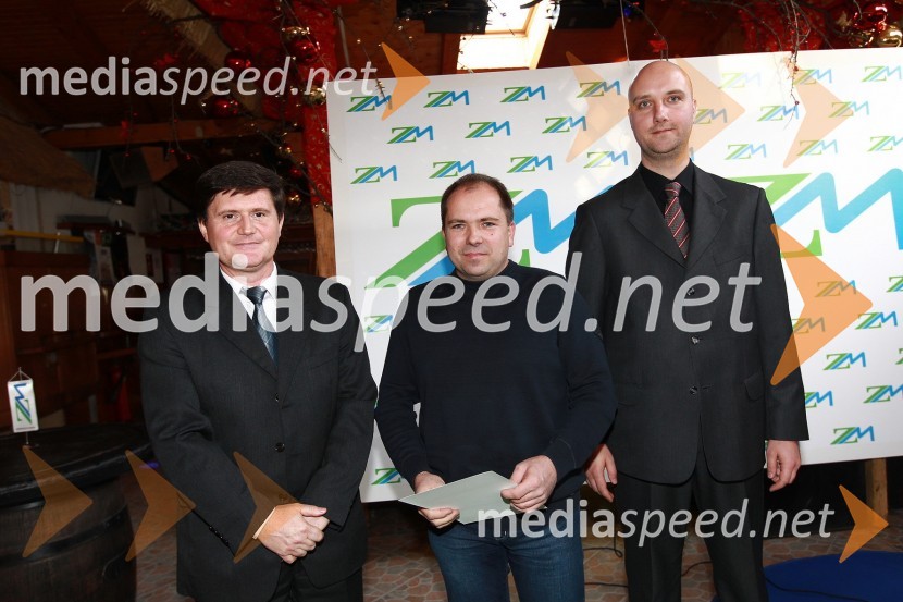 Darko Knez, vodja projekta hitrih cenitev avtomobilskih škod, ... in Sebastjan Strmšek, pomočnik i.d. premoženjskih zavarovanjZavarovalnica Maribor, Podelitev certifikatov za cenilce