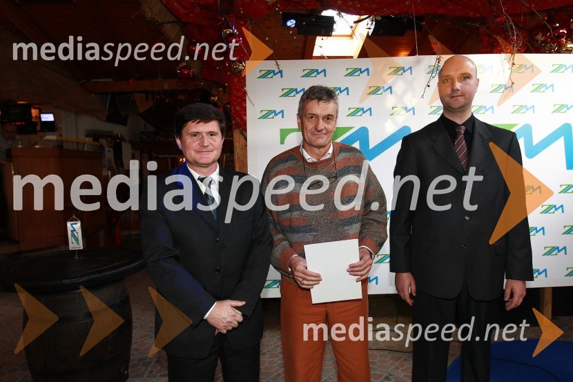 Darko Knez, vodja projekta hitrih cenitev avtomobilskih škod, ... in Sebastjan Strmšek, pomočnik i.d. premoženjskih zavarovanjZavarovalnica Maribor, Podelitev certifikatov za cenilce