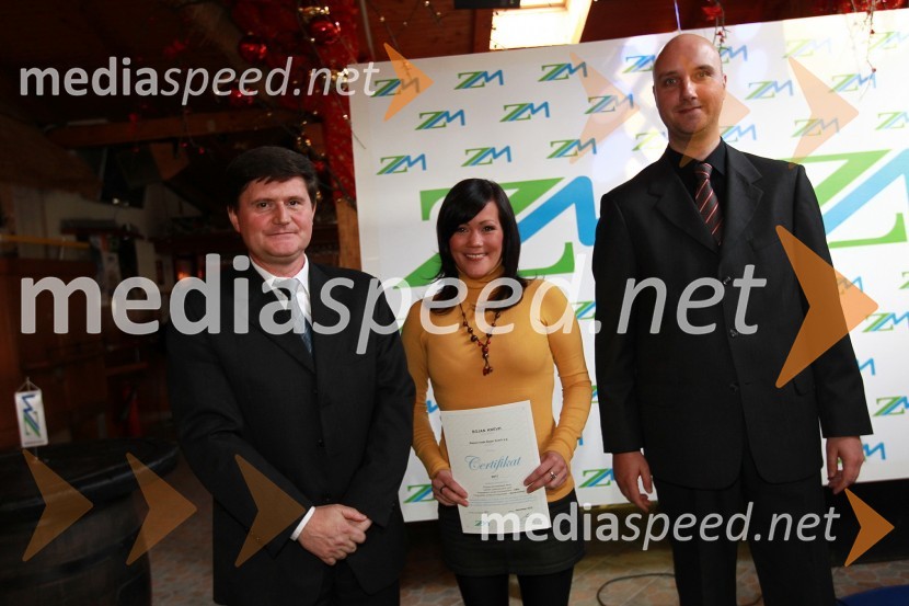 Darko Knez, vodja projekta hitrih cenitev avtomobilskih škod,  prevzemnica priznanja v imenu Bojana Krevha, Rekoni trade Bojan Krevh s.p. in Sebastjan Strmšek, pomočnik i.d. premoženjskih zavarovanj 	 
	Zavarovalnica Maribor, Podelitev certifikatov za cenilce