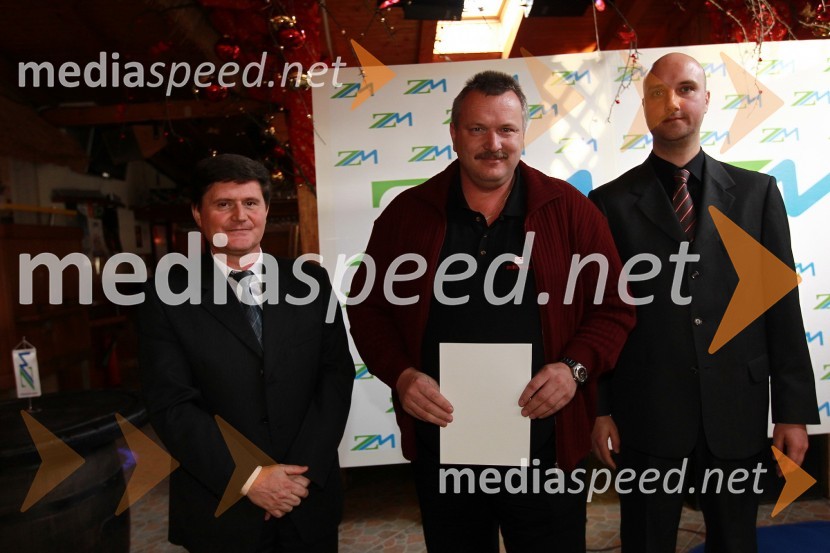 Darko Knez, vodja projekta hitrih cenitev avtomobilskih škod, ... in Sebastjan Strmšek, pomočnik i.d. premoženjskih zavarovanjZavarovalnica Maribor, Podelitev certifikatov za cenilce