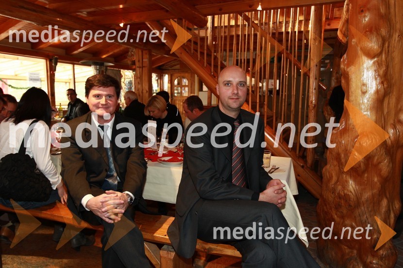 Darko Knez, vodja projekta hitrih cenitev avtomobilskih škod in Sebastjan Strmšek, pomočnik i.d. premoženjskih zavarovanjZavarovalnica Maribor, Podelitev certifikatov za cenilce