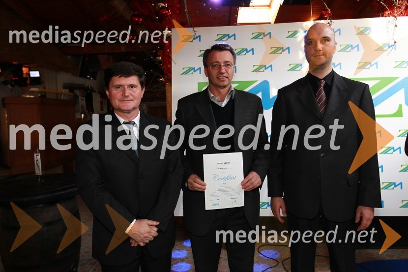 Darko Knez, vodja projekta hitrih cenitev avtomobilskih škod, Zvone Meško, Avto Celeia d.o.o. in Sebastjan Strmšek, pomočnik i.d. premoženjskih zavarovanjZavarovalnica Maribor, Podelitev certifikatov za cenilce