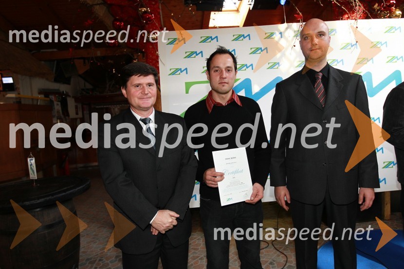 Darko Knez, vodja projekta hitrih cenitev avtomobilskih škod, Franc Meško, Dominko center d.o.o. in Sebastjan Strmšek, pomočnik i.d. premoženjskih zavarovanjZavarovalnica Maribor, Podelitev certifikatov za cenilce