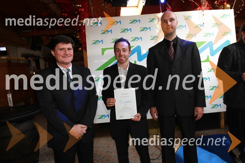 Darko Knez, vodja projekta hitrih cenitev avtomobilskih škod,  Iztok Murko in Sebastjan Strmšek, pomočnik i.d. premoženjskih zavarovanjZavarovalnica Maribor, Podelitev certifikatov za cenilce