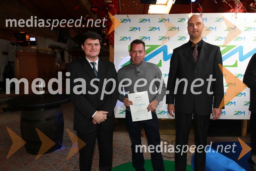 Darko Knez, vodja projekta hitrih cenitev avtomobilskih škod,  Verner Pirh, Pirh d.o.o. Avtokaroserija  in Sebastjan Strmšek, pomočnik i.d. premoženjskih zavarovanjZavarovalnica Maribor, Podelitev certifikatov za cenilce