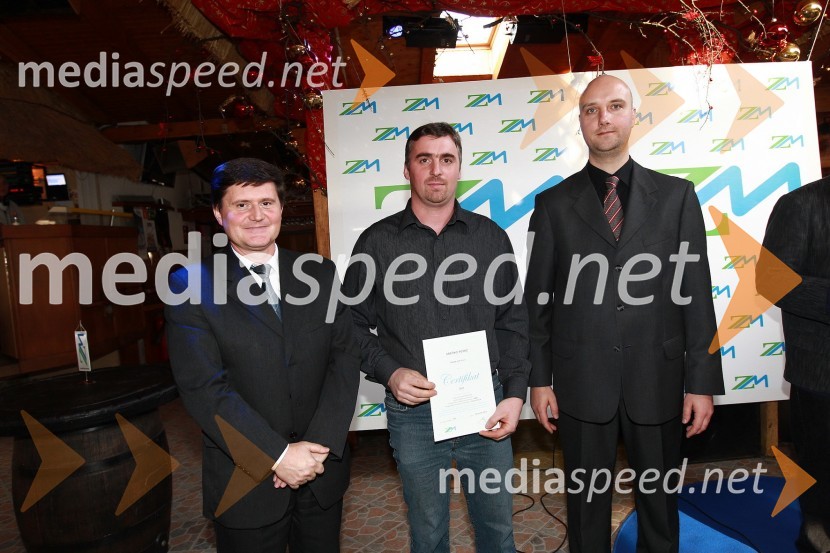 Darko Knez, vodja projekta hitrih cenitev avtomobilskih škod,  Srečko Potrč in Sebastjan Strmšek, pomočnik i.d. premoženjskih zavarovanjZavarovalnica Maribor, Podelitev certifikatov za cenilce