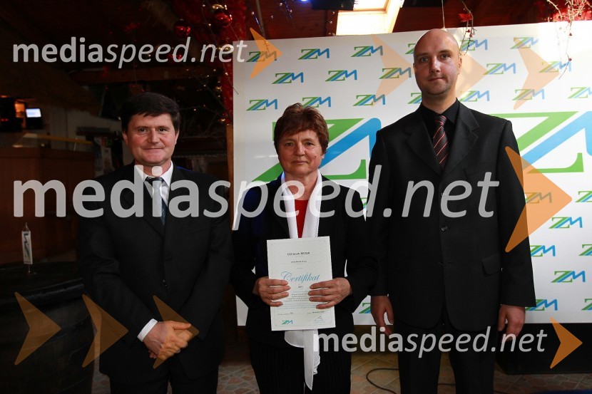 Darko Knez, vodja projekta hitrih cenitev avtomobilskih škod, Cecilija Recek, Avto Recek d.o.o. in Sebastjan Strmšek, pomočnik i.d. premoženjskih zavarovanjZavarovalnica Maribor, Podelitev certifikatov za cenilce