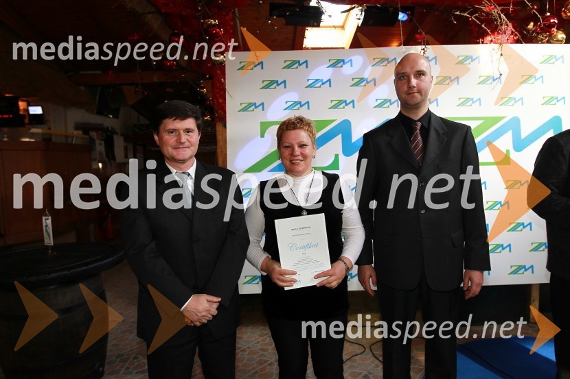 Darko Knez, vodja projekta hitrih cenitev avtomobilskih škod, Anica Slodnjak, AAS Miroslav Slodnjak s.p. in Sebastjan Strmšek, pomočnik i.d. premoženjskih zavarovanjZavarovalnica Maribor, Podelitev certifikatov za cenilce