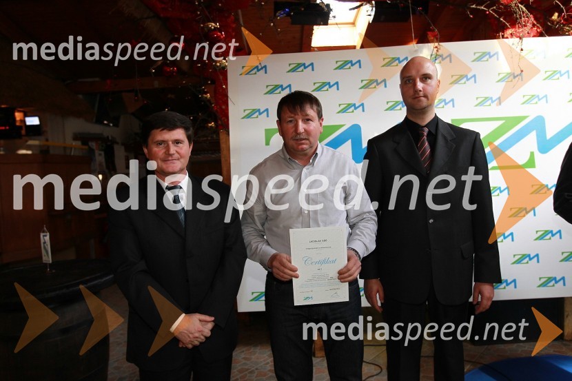 Darko Knez, vodja projekta hitrih cenitev avtomobilskih škod, Ladislav Suč, Integral promet in delavnice d.d.  in Sebastjan Strmšek, pomočnik i.d. premoženjskih zavarovanjZavarovalnica Maribor, Podelitev certifikatov za cenilce