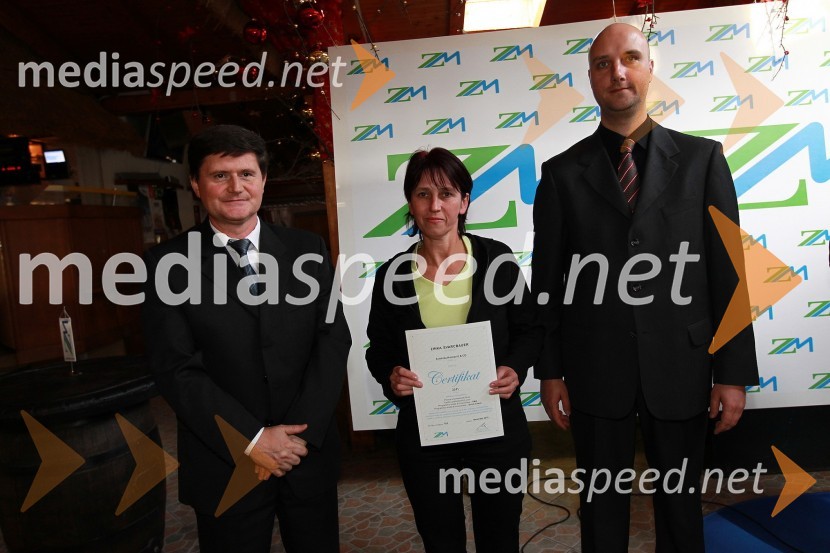 Darko Knez, vodja projekta hitrih cenitev avtomobilskih škod, Zinka Švarcbauer, Avtohiša Kolmanič & CO in Sebastjan Strmšek, pomočnik i.d. premoženjskih zavarovanjZavarovalnica Maribor, Podelitev certifikatov za cenilce