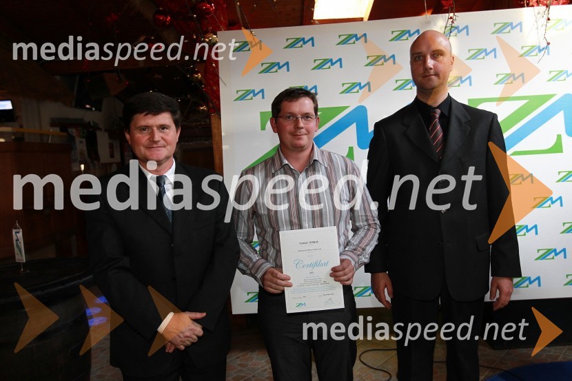 Darko Knez, vodja projekta hitrih cenitev avtomobilskih škod, Tomaž Terbuc, avtoservis Terbuc Franc s.p. in Sebastjan Strmšek, pomočnik i.d. premoženjskih zavarovanjZavarovalnica Maribor, Podelitev certifikatov za cenilce