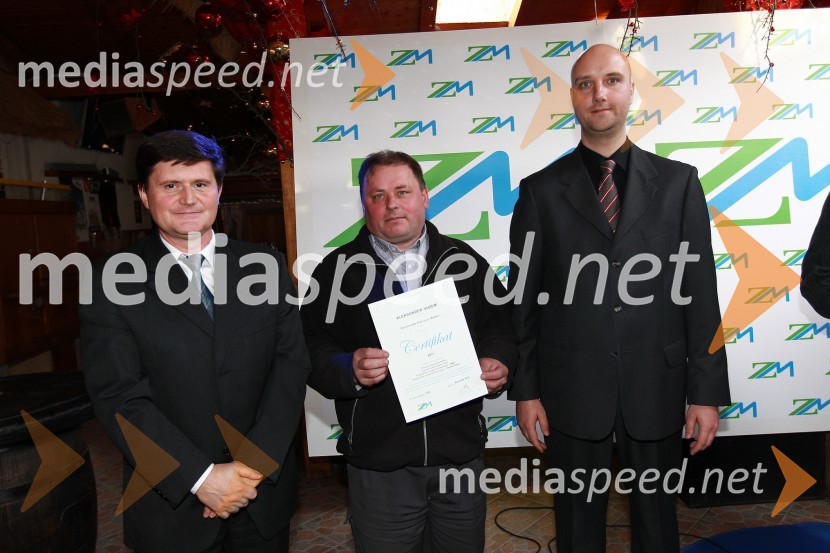 Darko Knez, vodja projekta hitrih cenitev avtomobilskih škod, Aleksander Vuzem, Porsche Inter Avto d.o.o. Maribor in Sebastjan Strmšek, pomočnik i.d. premoženjskih zavarovanjZavarovalnica Maribor, Podelitev certifikatov za cenilce