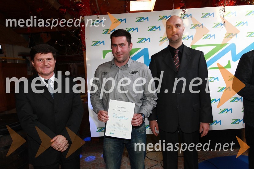 Darko Knez, vodja projekta hitrih cenitev avtomobilskih škod, Matej Zuoder, Porsche Inter Avto d.o.o. Ptujska cesta, Maribor in Sebastjan Strmšek, pomočnik i.d. premoženjskih zavarovanjZavarovalnica Maribor, Podelitev certifikatov za cenilce