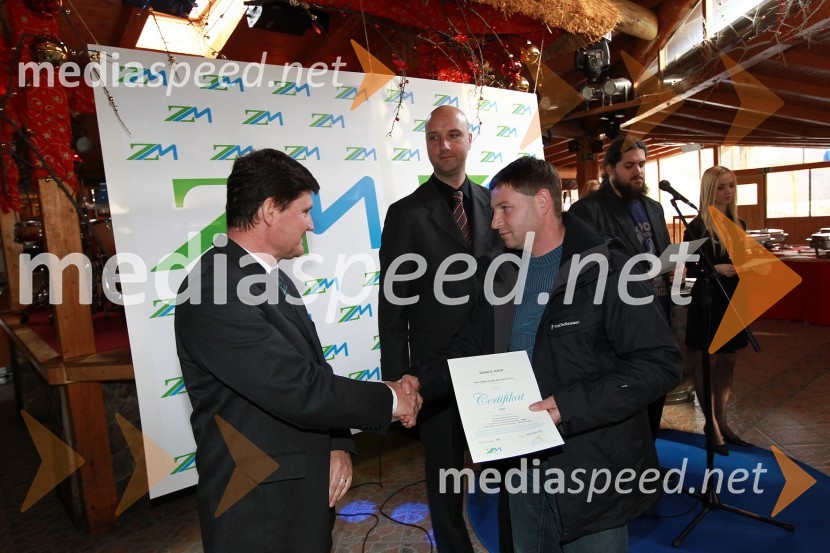 Darko Knez, vodja projekta hitrih cenitev avtomobilskih škod, Danilo Zver in Sebastjan Strmšek, pomočnik i.d. premoženjskih zavarovanjZavarovalnica Maribor, Podelitev certifikatov za cenilce