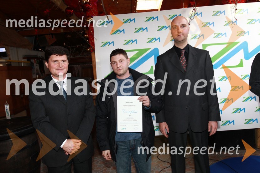 Darko Knez, vodja projekta hitrih cenitev avtomobilskih škod, Danilo Zver in Sebastjan Strmšek, pomočnik i.d. premoženjskih zavarovanjZavarovalnica Maribor, Podelitev certifikatov za cenilce