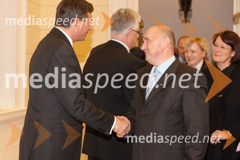 	Borut Pahor, predsednik vlade Republike Slovenije in Darijan Košir, direktor vladnega urada za komuniciranjeSprejem treh predsednikov za novinarje in urednike
