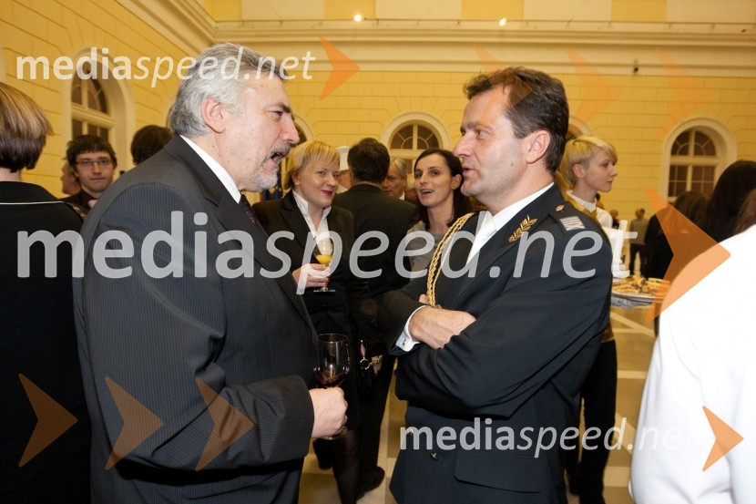 ... in Simon Korez, načelnik Oddelka za odnose z javnostjo in uradna oseba za posredovanje informacij javnega značaja za Generalštab Slovenske vojskeSprejem treh predsednikov za novinarje in urednike