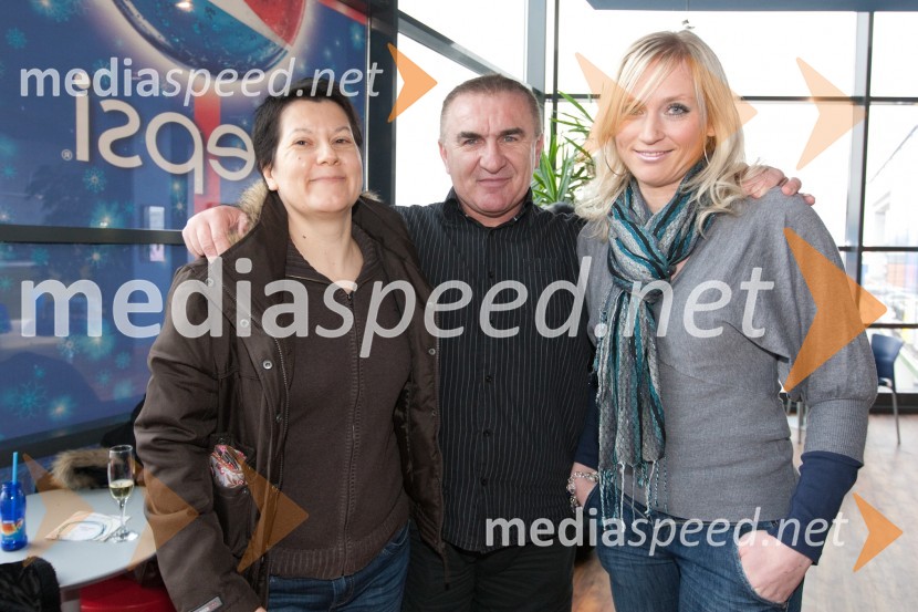 Urška Čož, Cinemania group d.o.o. s sodelavciPodelitev Velike Zlate role ustvarjalcem filma Gremo mi po svoje