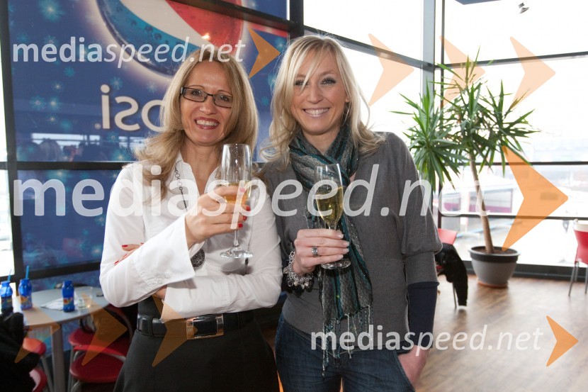 Tjaša Smrekar, vodja za tržno komuniciranje Kolosej in Urška Čož, Cinemania group d.o.o.Podelitev Velike Zlate role ustvarjalcem filma Gremo mi po svoje