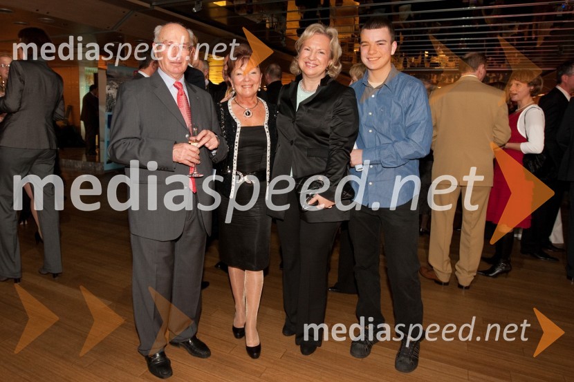 Tone Prosenc, odvetnik, Tjaša Andree Prosenc, odvetnica, Sabrina Pečelin vodja odnosov z javnostmi pri Porsche Slovenija in sin ArneŠportnika leta 2010 sta Tina Maze in Dejan Zavec