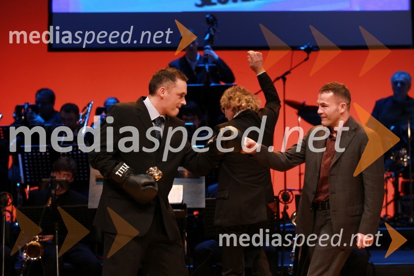 Gašper Bolhar, novinar in Dejan Zavec, boksar in športnik leta 2010 	Športnika leta 2010 sta Tina Maze in Dejan Zavec