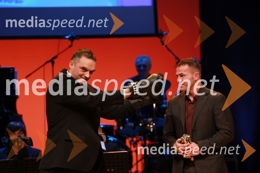 Gašper Bolhar, novinar in Dejan Zavec, boksar in športnik leta 2010 	Športnika leta 2010 sta Tina Maze in Dejan Zavec