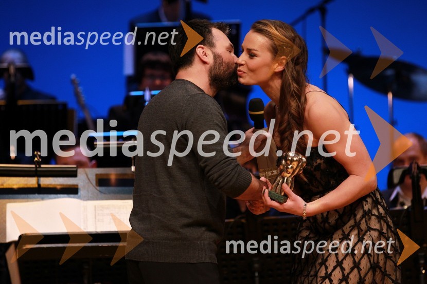 Aleš Smrekar, urednik športnega programa na Radiu Slovenija ter Tina Maze, smučarka in športnica leta 2010Športnika leta 2010 sta Tina Maze in Dejan Zavec