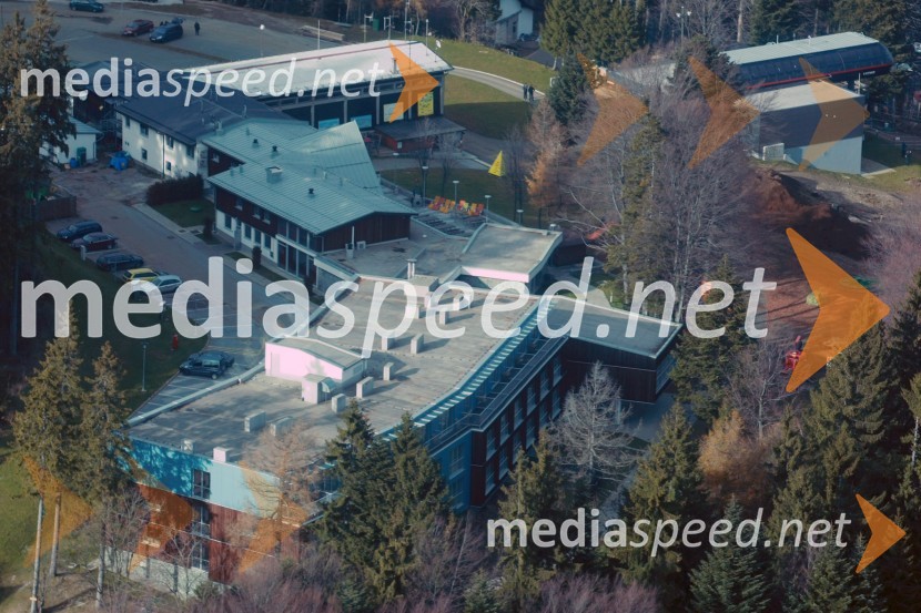 Zgornja postaja Pohorske vzpenjače in hotel Bellevue na PohorjuSlovenija iz zraka