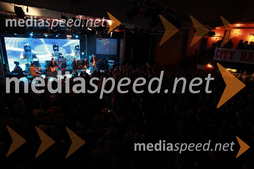 Člani skupine Prljavo kazalište in občinstvoTradicionalni božični koncert Prljavo kazalište