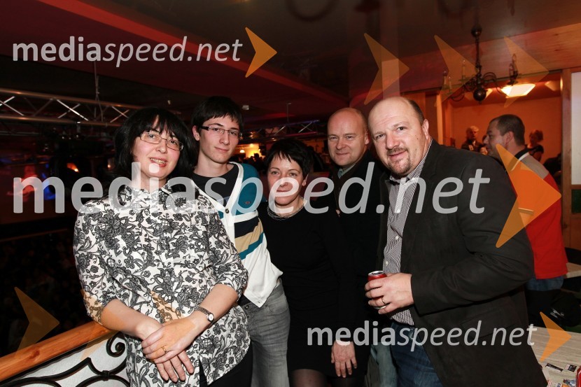 Darja Slivnjak, pomočnica predsednice uprave Term d.d., njen sin Luka, ..., ... in Tomislav Slivnjak, Pošta SlovenijeTradicionalni božični koncert Prljavo kazalište