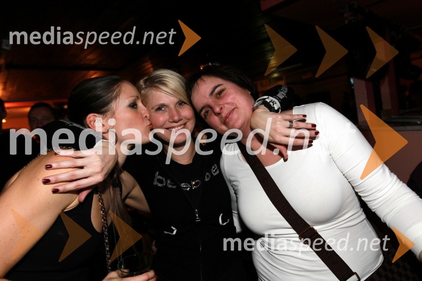 Iza Pukl, Nina Arsenovič, direktorica Mladinskega kulturnega centra Maribor in Andreja JamnikarTradicionalni božični koncert Prljavo kazalište