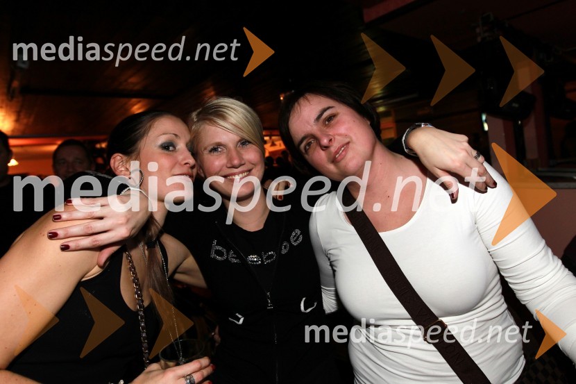 Iza Pukl, Nina Arsenovič, direktorica Mladinskega kulturnega centra Maribor in Andreja JamnikarTradicionalni božični koncert Prljavo kazalište