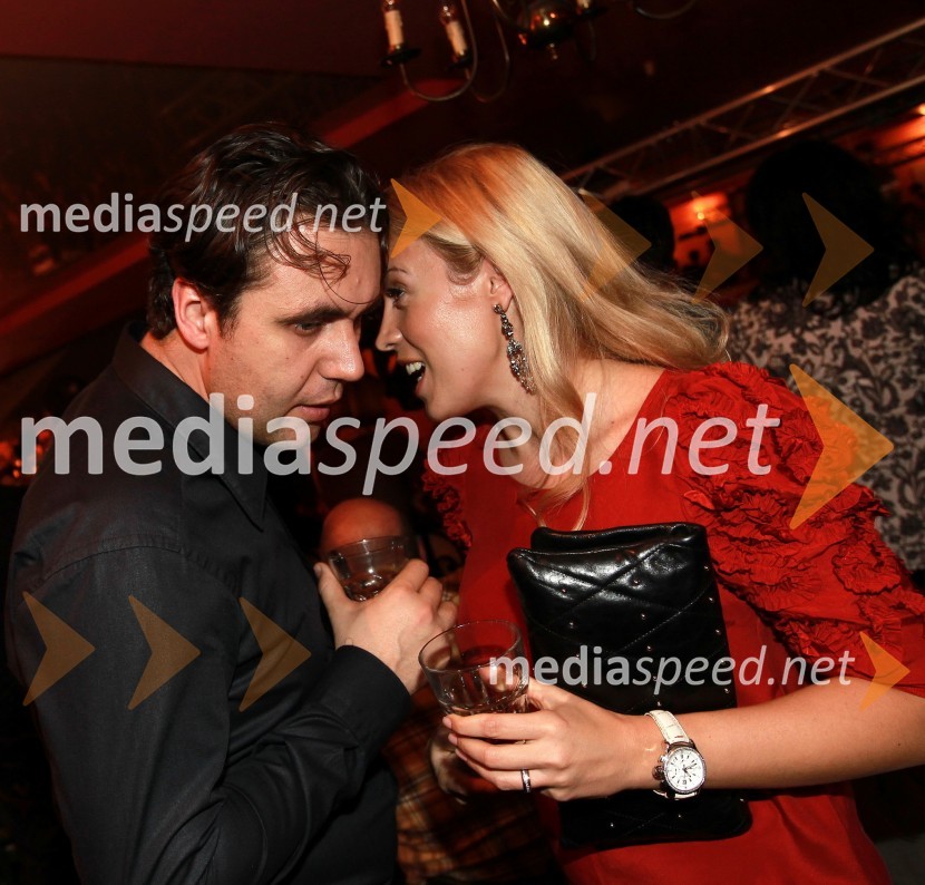 	Kristjan Gajšek, direktor podjetja Meteorit in njegova življenjska sopotnica Janja Sodja, nekdanja televizijska voditeljicaTradicionalni božični koncert Prljavo kazalište